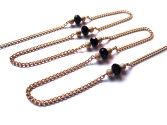 maxmuc Goldfarbene Brillenkette mit Metallperlen und schwarzem Glas