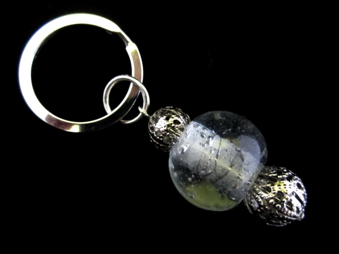 Weisser Glas Schlüsselanhänger mit filigranen Metallperlen 1