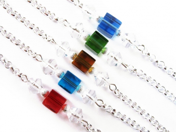 Silberfarbene Brillenkette mit bunten Kristallglaswürfeln