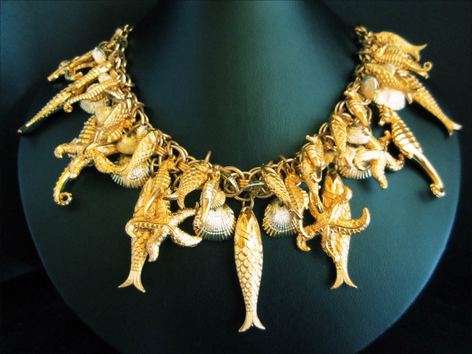 Goldfarbenes Collier mit Meerestieren