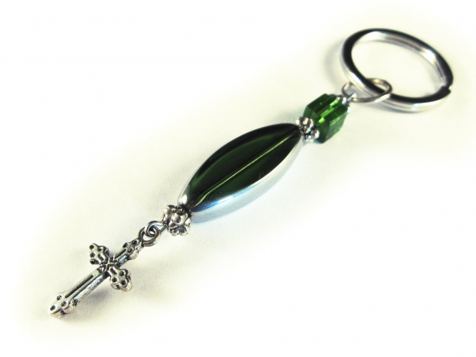 Grüner Schlüsselanhänger mit Kreuz und großer Glasperle