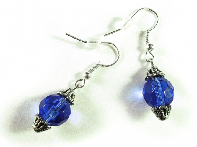 Kobaltblaue Ohrhänger / Ohrringe aus geschliffenem Kristallglas