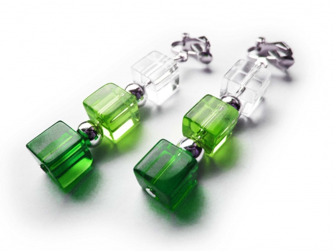 Mitellange grün silber Ohrclips aus Kristallglas und Metallperlen