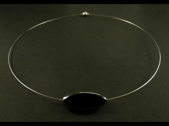 Schlichtes Collier aus silberfarbenem Halsreif und Schwarzer Perle