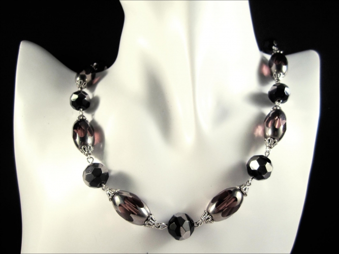Collier aus schwarz silber lila / amethystfarbenem Kristallglas als Gliederkette