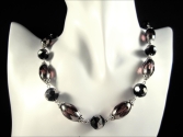 Collier aus schwarz silberfarben lila / amethystfarbenem Glas als Gliederkette